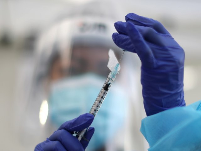 Vacina da Pfizer e da BioNTech mostra eficácia contra mutações do coronavírus, aponta estudo preliminar