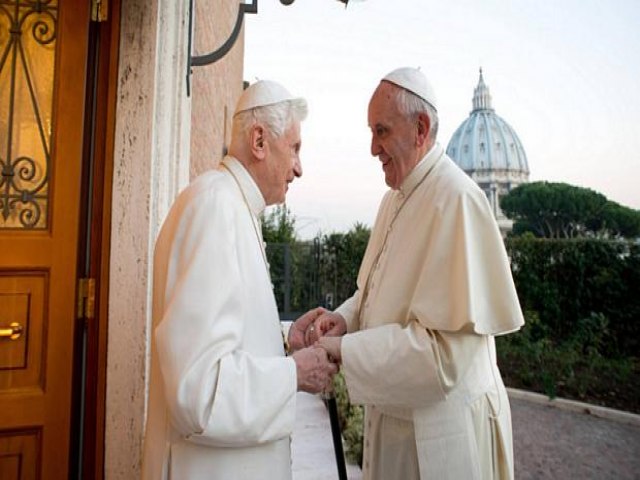 Papa Francisco e emrito Bento XVI tomaram a vacina contra coronavrus