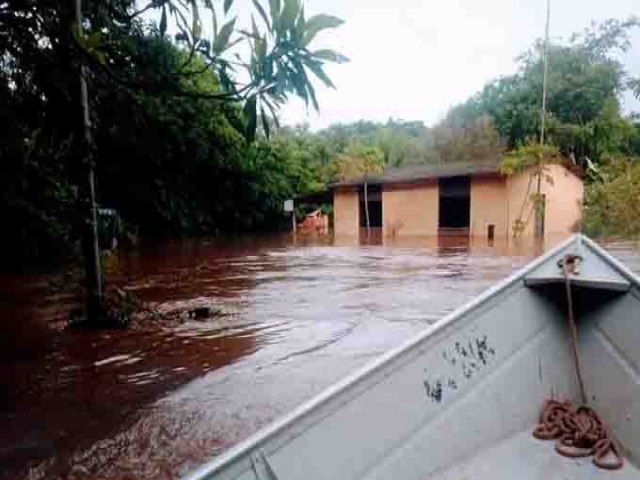Aps desabrigar 23 famlias em vila submersa, rio Miranda comea a baixar