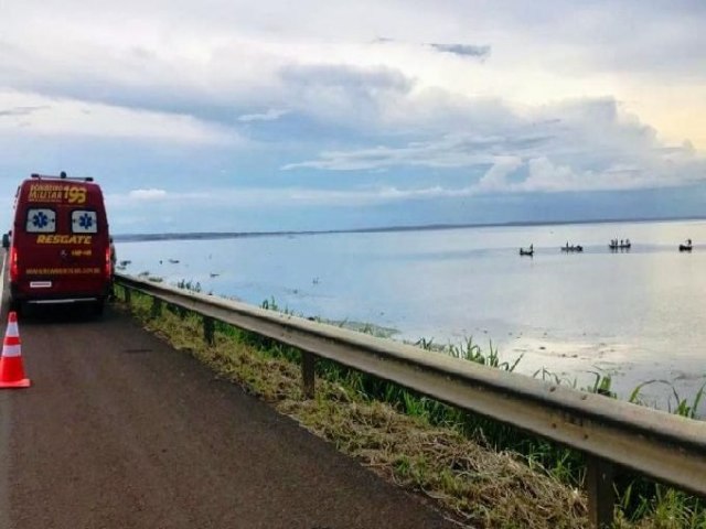 BATAGUASSU: Homem que pilotava barco cai em lago e desaparece