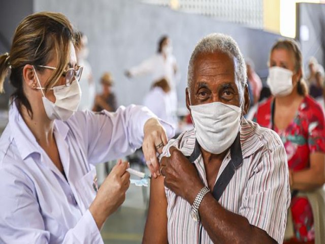Vacinar idosos primeiro vai reduzir número de internações, diz infectologista