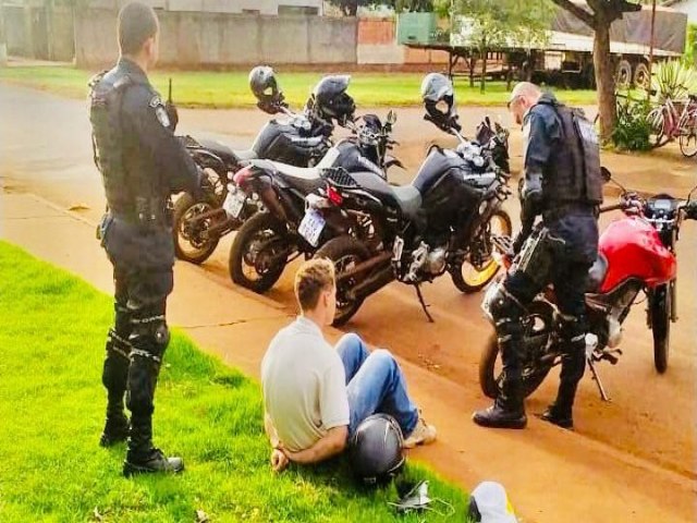 Jovem  flagrado empinando motocicleta em Dourados e acaba preso