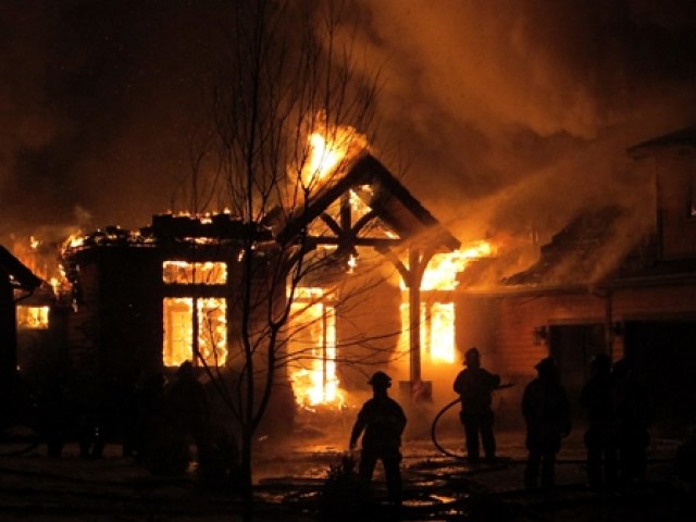 Mulher tem casa incendiada no Monte Castelo; suspeita deixou o local correndo