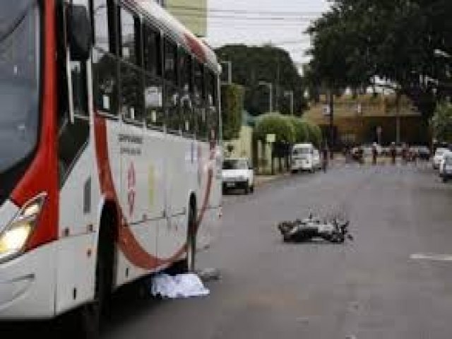 DEODÁPOLIS: Motociclista entra na frente ônibus e é atropelado 