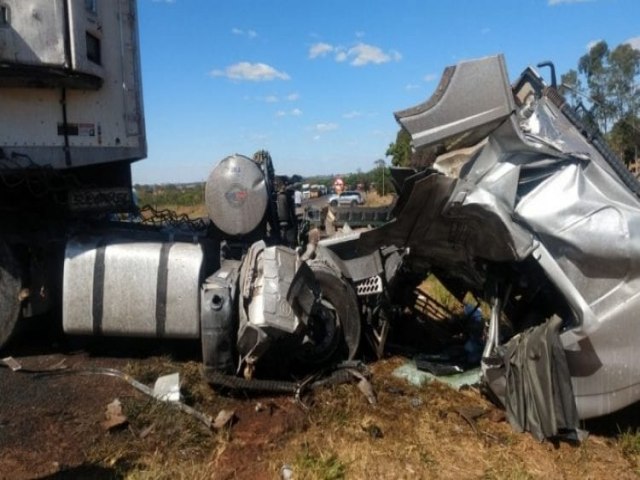 Eldorado: Caminhoneiro morre preso nas ferragens após acidente com 3 caminhões