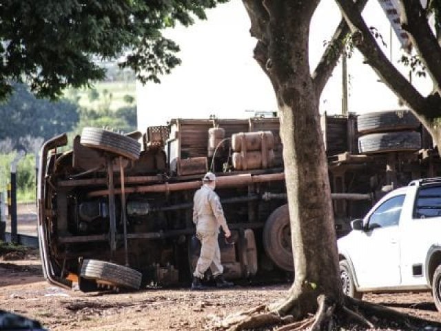 Motorista fica preso em caminho ao tombar durante converso em Campo Grande