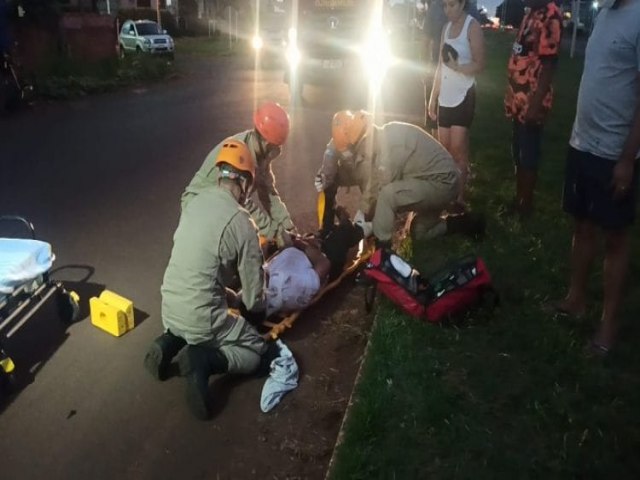 Motociclista bate em canteiro central e fica em estado grave em Dourados