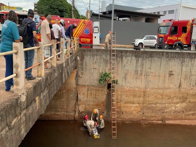 Mulher cai em crrego em Campo Grande e bombeiros se mobilizam