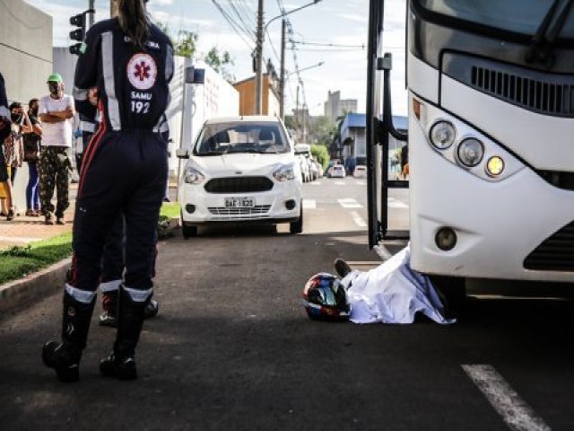 Motociclista é arrastado por ônibus e morre em acidente em Campo Grande