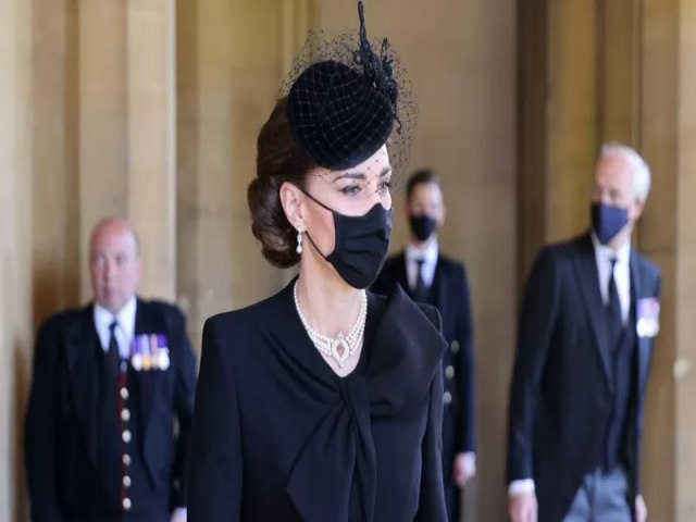 Kate Middleton usa colar da rainha Elizabeth em funeral de Philip