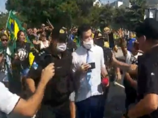 Equipe da CNN Brasil  hostilizada e expulsa de ato pr-Bolsonaro