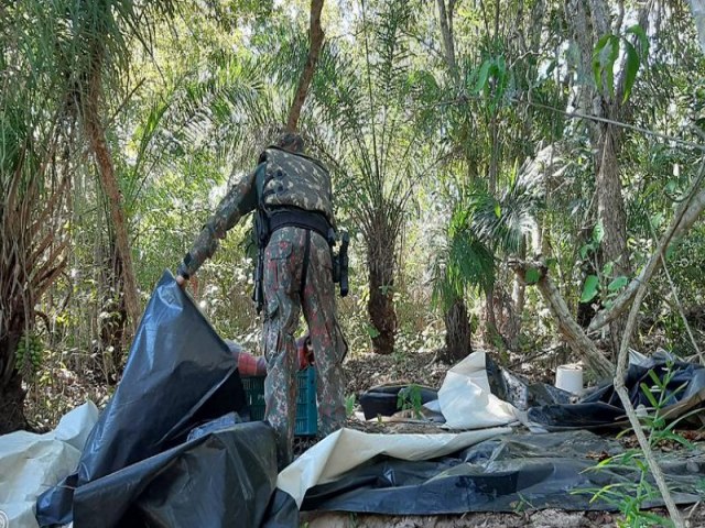 Polcia fiscaliza embarcaes, desmonta acampamento de pesca e apreende petrechos