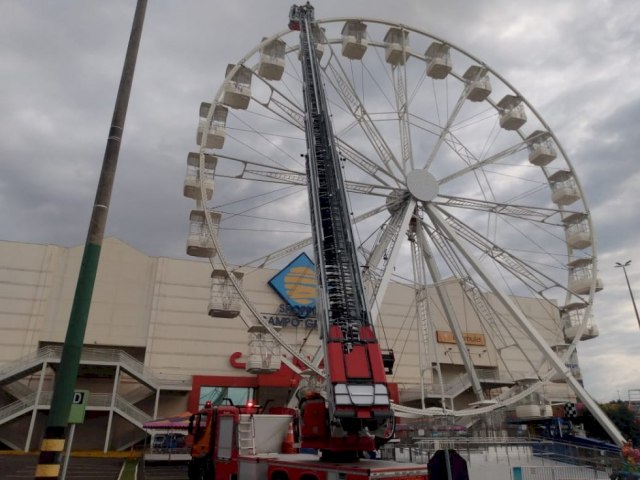 Resgate em roda gigante chama ateno em shopping da Capital