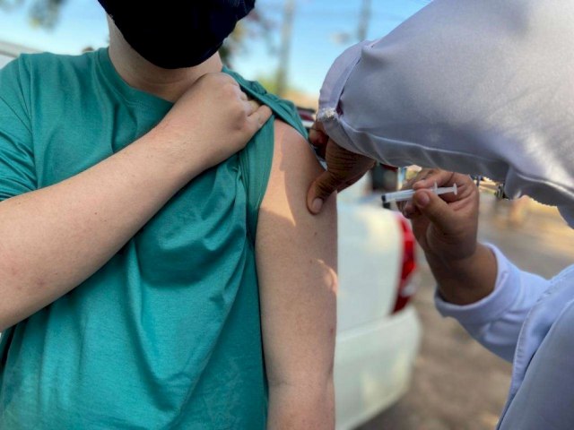 Caminhoneiros acima de 21 anos podem vacinar contra Covid-19 a partir de amanhã