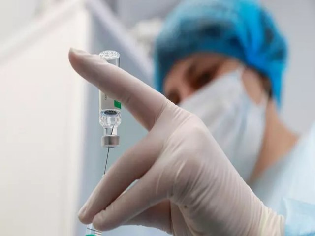 Vacina da AstraZeneca se torna a mais aplicada no Brasil