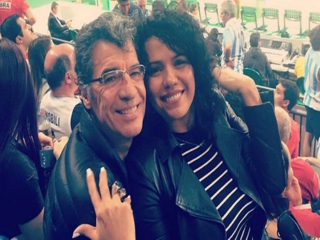 Paulo Betti pede Dad Coelho em casamento durante ato contra Bolsonaro