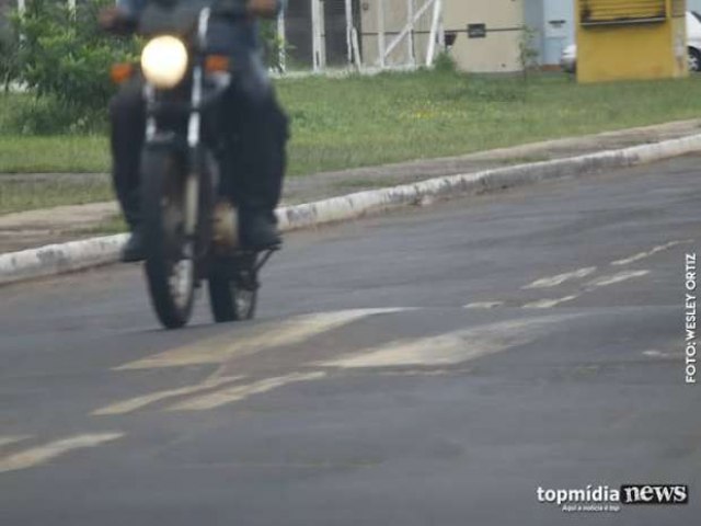 CAMPO GRANDE: Rapaz é preso empinando moto com garupa sem capacete 