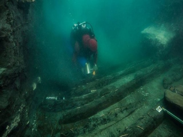 Egito encontra antigo navio militar e covas gregas em cidade submersa