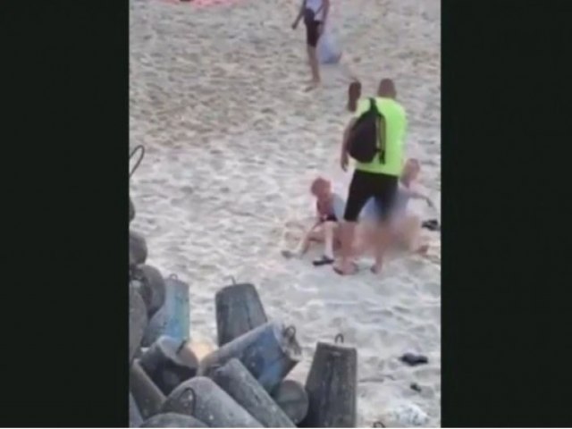 Vdeo: banhista bolado desce a chinelada em casal que fazia sexo na praia