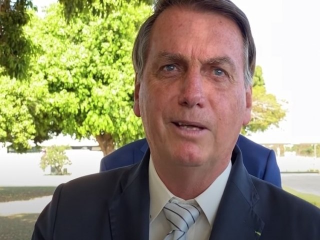 Bolsonaro veta projeto que obriga cobertura de tratamento de câncer