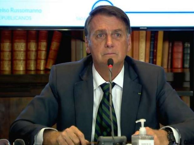 Ao estilo 'apresentação de escola', Bolsonaro tenta provar fraude em urnas