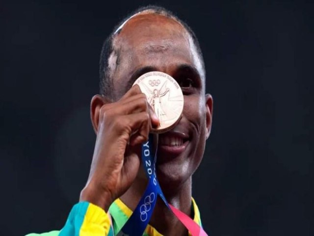 Alison dos Santos conquista a medalha de bronze nos 400m com barreira