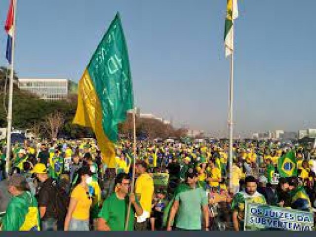 Sem mscaras, apoiadores de Bolsonaro se aglomeram na Esplanada dos Ministrios