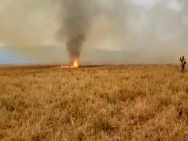 Incndio no Pantanal forma redemoinho de fogo, que avana em cima de bombeiros