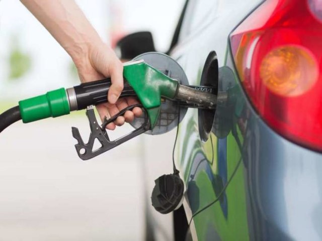 Gasolina sobe pela 8 semana seguida nos postos, aponta ANP  