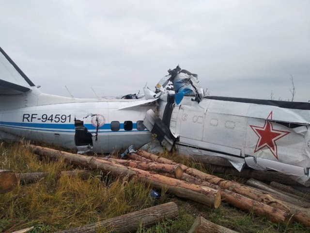 Avio russo cai na cidade de Menzelinsk e deixa mortos e feridos