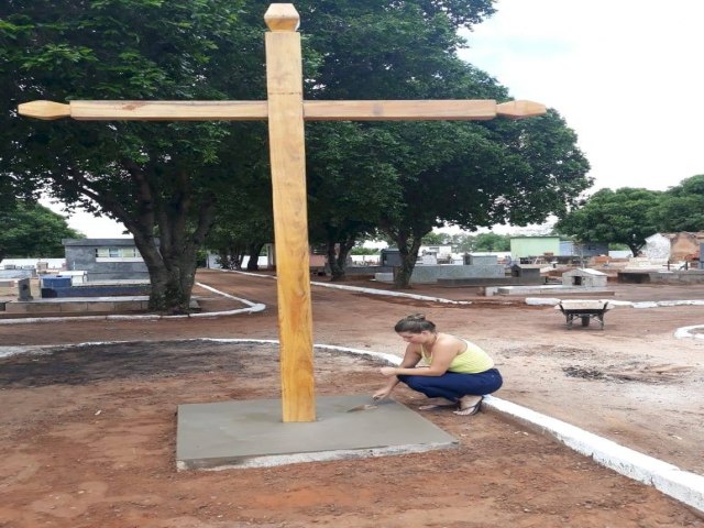DEODPOLIS: Vereadora faz doao de cruzeiro para cemitrio de Lagoa Bonita