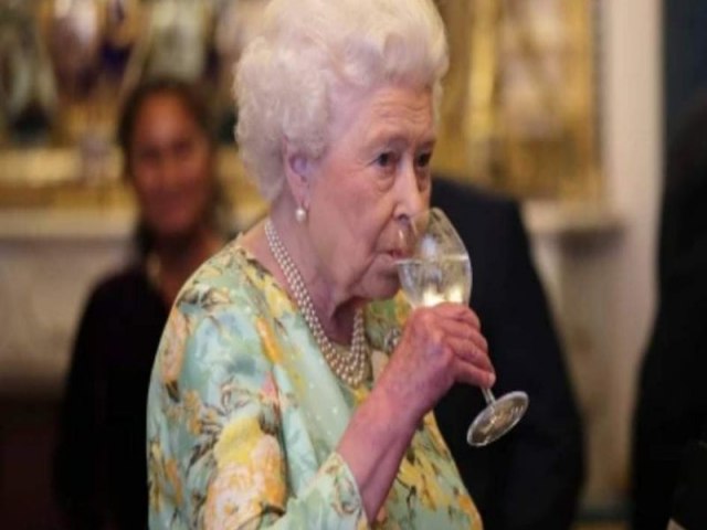 Rainha Elizabeth tem passagem secreta para bar em Londres, diz tabloide