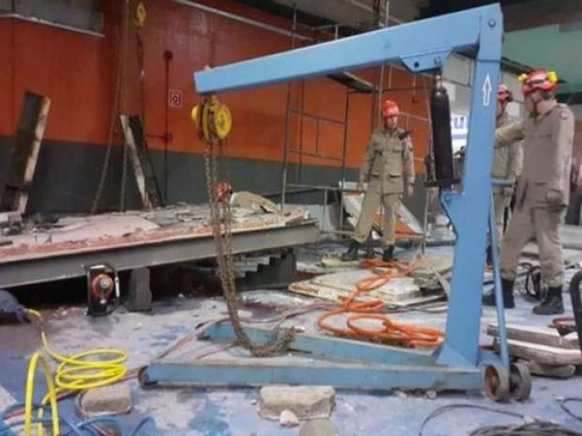 Trabalhadores so esmagados por parede de 1 tonelada durante reparo em shopping