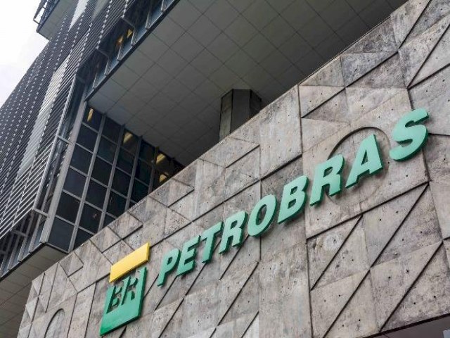 Bolsonaro diz que Petrobras vai anunciar redução de preços de combustíveis