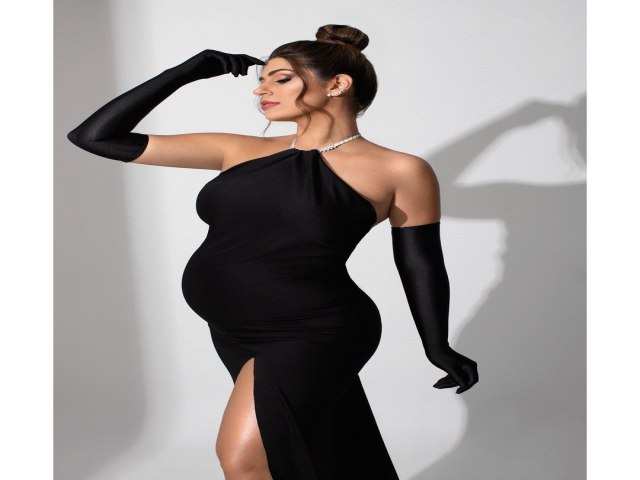Na reta final da gravidez, Vivian Amorim mostra barrigo em fotos: dona das curvas mais lindas'