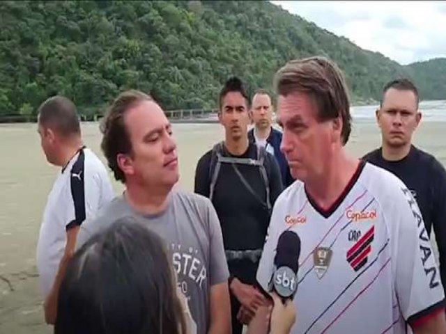 Bolsonaro ouve gritos de Lula 22 em entrevista nas praias de So Paulo