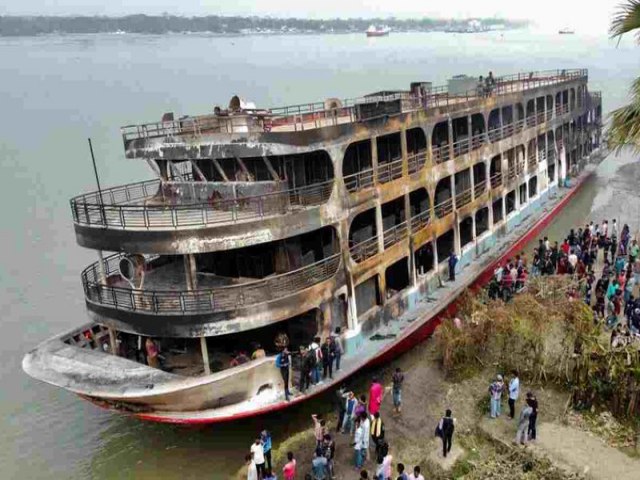 Incndio em ferry boat deixa 38 mortos em Bangladesh