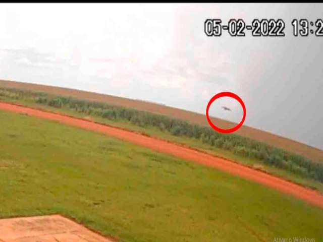 VDEO: imagens mostram momento em que avio cai e mata piloto em fazenda de MS