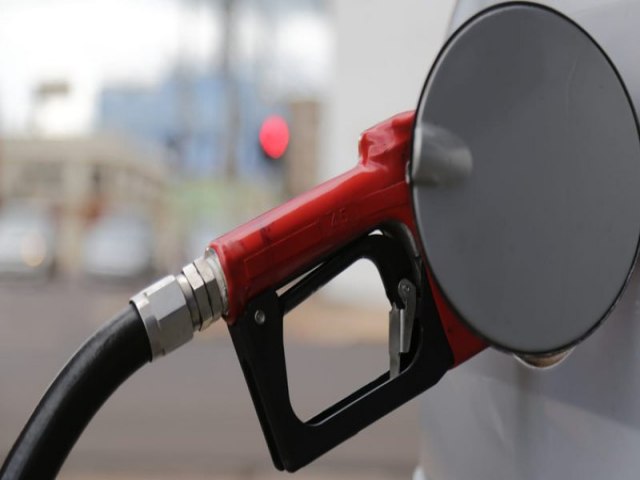 Projeto de democratas sugere tirar tributo federal da gasolina