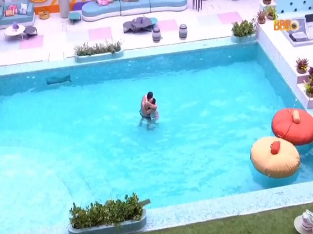 BBB22: Larissa e Gustavo saem da Casa de Vidro e tomam banho na piscina