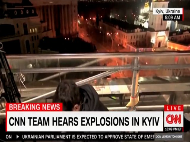 Equipe da CNN americana registra exploses na Ucrnia