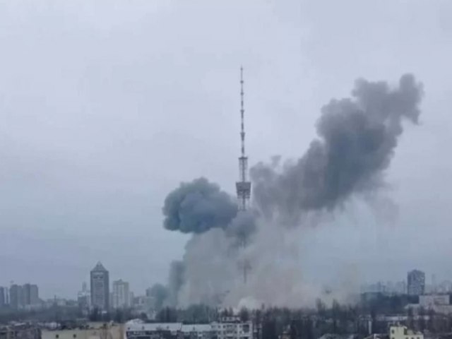 Forças russas bombardeiam torre de TV em Kiev; Vídeo
