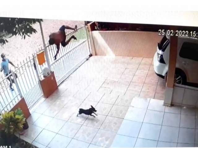 Vídeo: homem pula portão de casa para escapar de atiradores, mas é morto  