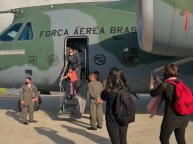Avio da FAB chega ao Brasil com mais de 65 pessoas resgatadas na Ucrnia