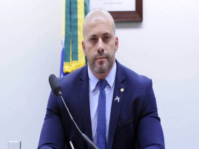 Bolsonaro perdoa pena e concede indulto a Daniel Silveira, condenado pelo STF