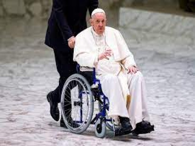 Papa aparece em cadeira de rodas pela 1ª vez após inflamação em joelho; veja imagens