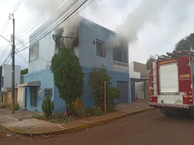 De toalha, moradora foge de ateliê em chamas na Vila Planalto
