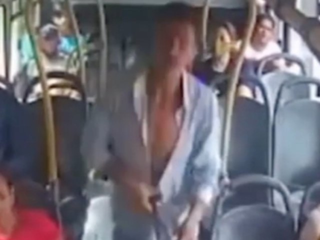 Passageiro se joga de ônibus em movimento durante assalto em Manaus; Vídeo