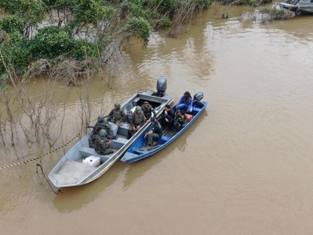PF procura barco de Bruno e Dom que foi afundado com sacos de terra em rio no Amazonas