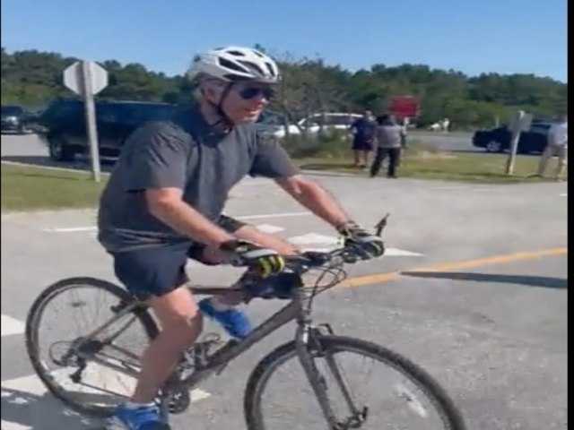 Presidente dos EUA Joe Biden cai de bicicleta durante passeio; vdeo